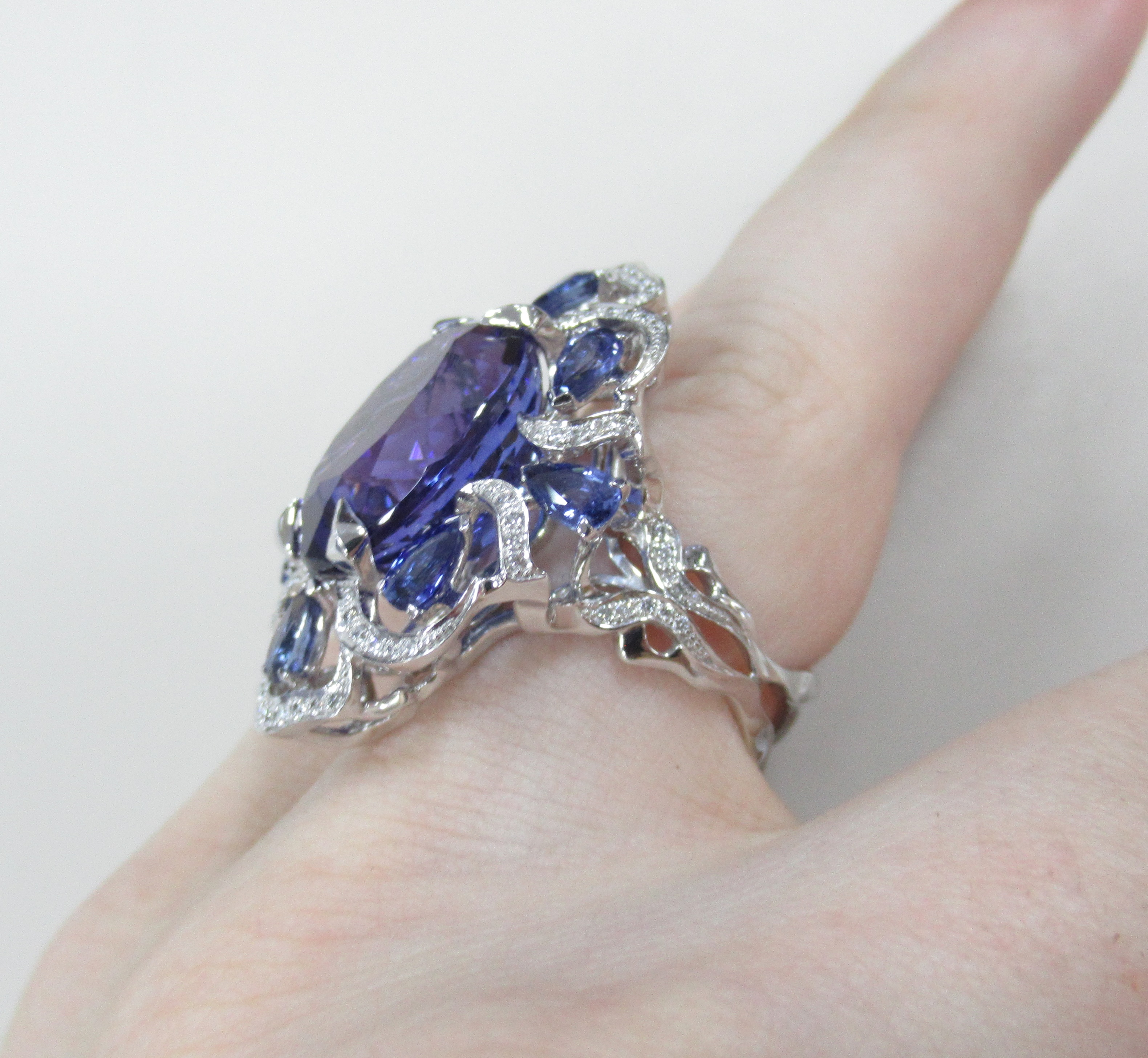 Кольцо из белого золота с танзанитом